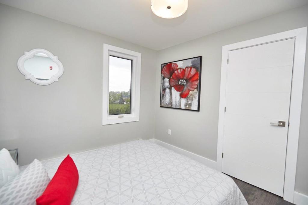 Clifton Hill Hideaway 4B - Two Bedroom Condo Ниагара-Фолс Экстерьер фото